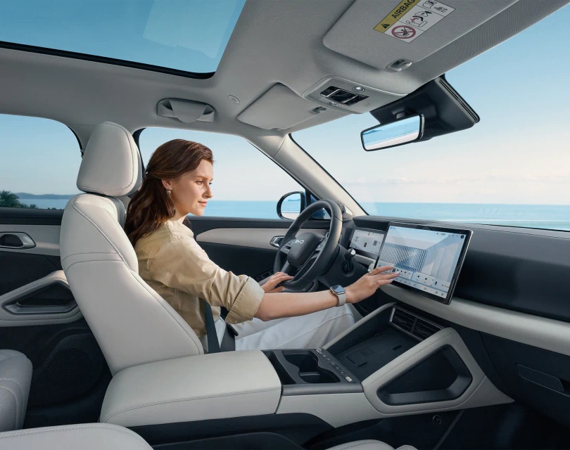 ATTO 2 DM-i Interior - female driver front seat